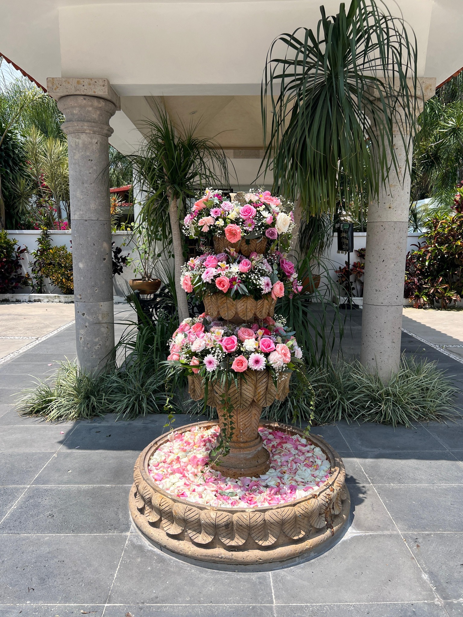 Fuente decorada con flores